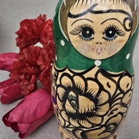 babushka-dukke-groent-toerklaede-sort-dekoration-gammel-babushkadukke-rusland